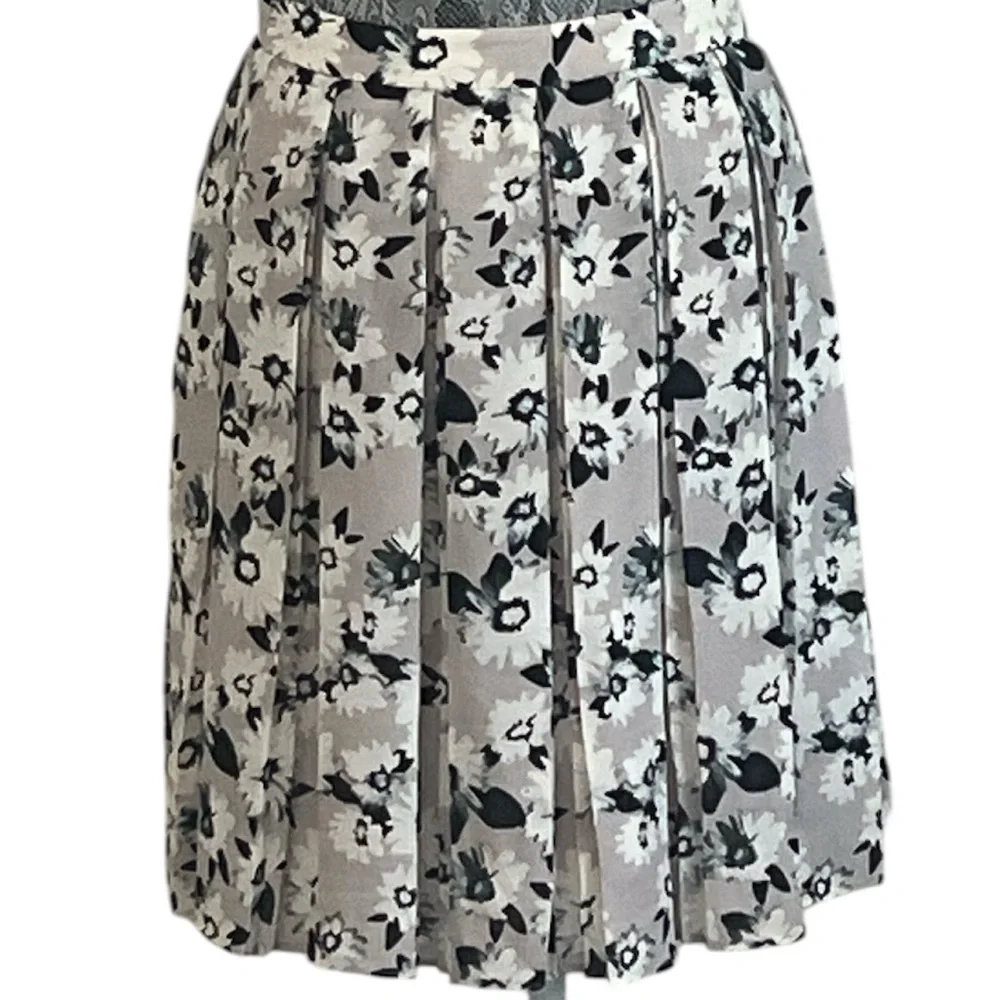 Unworn Banana Republic Pleated Grey Floral Skirt Size 12